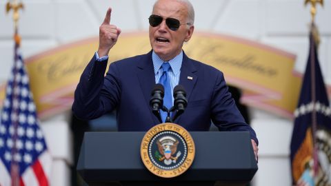 Biden habla durante un "Brunch en celebración de la excelencia negra" en el jardín sur de la Casa Blanca.