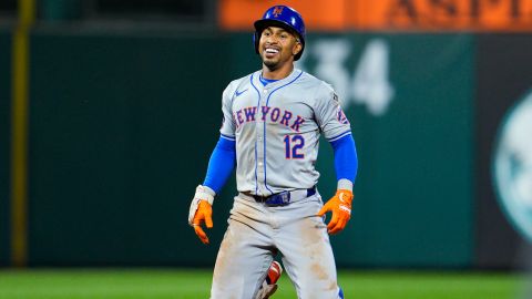 Francisco Lindor se roba una base durante un encuentro ante Philadelphia Phillies.