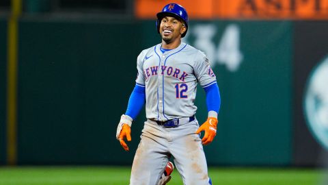 Lindor llega a segunda base pero termina lesionado ante Phillies. FOTO: Derik Hamilton / AP.
