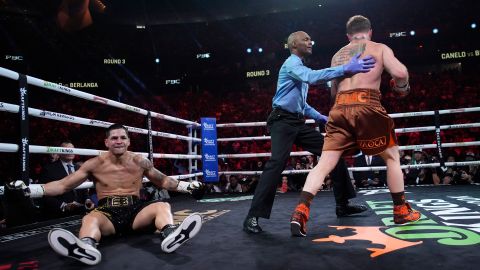 El peleador mexicano reconoció el trabajo de Berlanga para aguantar los golpes del Canelo.