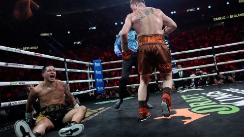 Canelo Álvarez manda a la lona a Édgar Berlanga durante la pelea entre ambos en Las Vegas.