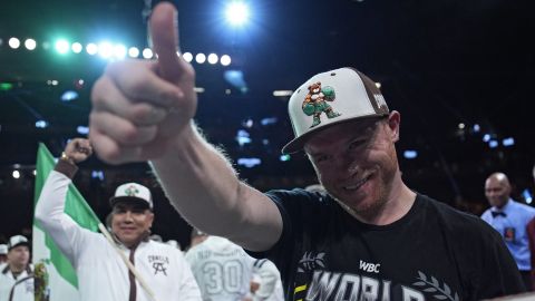 Canelo Álvarez saluda al público tras vencer a Édgar Berlanga.