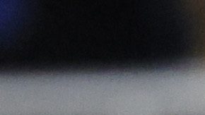 Diana Flores (C) camina con jugadores de Detroit Lions previo a su homenaje.