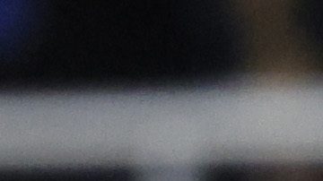 Diana Flores (C) camina con jugadores de Detroit Lions previo a su homenaje.