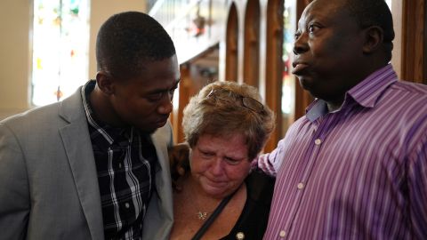Se abrazan después de un servicio en apoyo de los haitianos en Springfield, Ohio.