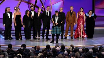 Elenco de la serie "Baby Reindeer" recibiendo un Emmy.