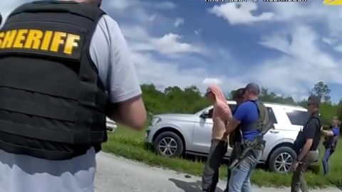 En esta imagen tomada de un video de la cámara corporal de un policía y publicada por la Oficina del Sheriff del Condado de Martin, Florida, los agentes del orden arrestan a Ryan Routh.