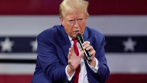 El público abucheó cuando Trump pronunció el nombre de la vicepresidenta, pero este insistió en que Harris fue "muy amable".