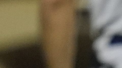 José Altuve señala su pie luego de sacarse el zapato y la media.