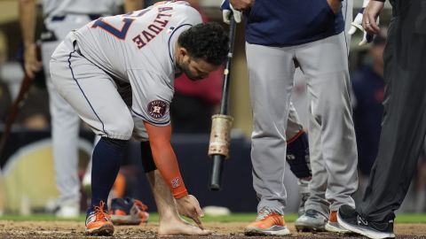 José Altuve señala su pie luego de sacarse el zapato y la media.