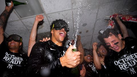 Juan Soto celebrando la clasificación a los playoffs.