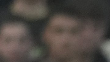 Santiago Giménez disputa un balón con Granit Xhaka en el partido de Champions League entre el Feyenoord y el Bayer Leverkusen.