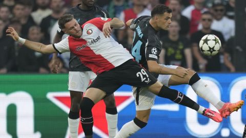 Santiago Giménez disputa un balón con Granit Xhaka en el partido de Champions League entre el Feyenoord y el Bayer Leverkusen.