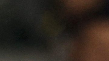 Sebastian Berhalter pelea un balón con Riqui Puig.