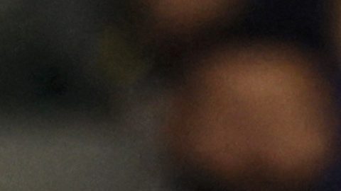 Sebastian Berhalter pelea un balón con Riqui Puig.