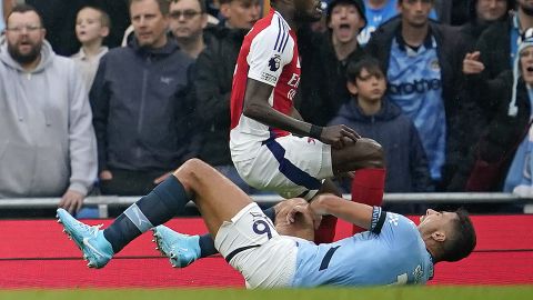 Rodri al momento de la lesión en el partido entre el Manchester City y el Arsenal.