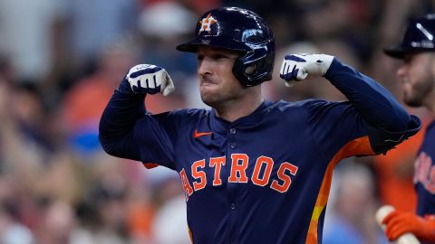 Alex Bregman celebra tras disparar un cuadrangular ante Los Angeles Angels.