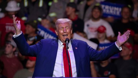 El candidato presidencial republicano y expresidente Donald Trump habla durante un mitin de campaña en el Ed Fry Arena en Indiana, Pensilvania.