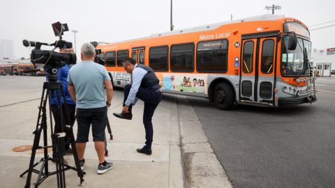 Identifican al sospechoso de secuestrar un autobús en California, donde murió una persona