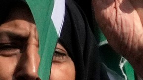 Los fieles iraníes corean consignas mientras sostienen carteles del líder supremo, el ayatolá Ali Khamenei.