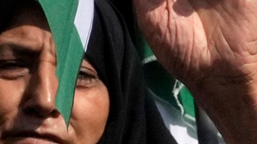 Los fieles iraníes corean consignas mientras sostienen carteles del líder supremo, el ayatolá Ali Khamenei.