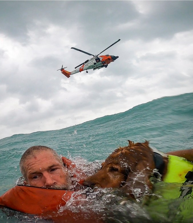Un hombre y su perro están siendo rescatados luego de que su velero quedara inutilizado durante el huracán Helene aproximadamente a 25 millas de la isla de Sanibel, Florida.