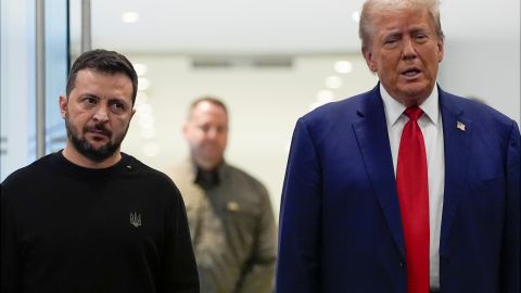 Donald Trump se reúne con el presidente de Ucrania, Volodymyr Zelensky, en la Torre Trump.