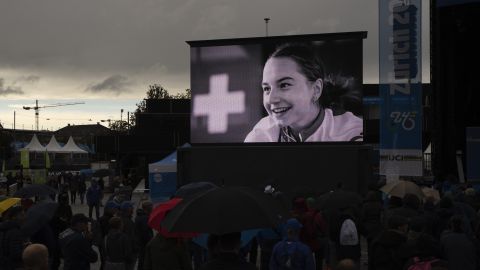 Una foto de la ciclista Muriel Furrer se proyecta durante un minuto de silencio en el Mundial de Ciclismo.