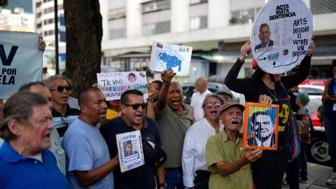 La gente protesta contra la reelección del presidente Nicolás Maduro dos meses después de las disputadas elecciones presidenciales.