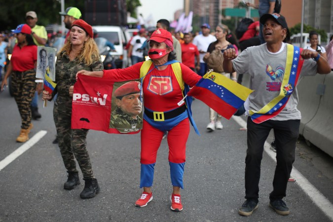 Una mujer vestida como Súper Bigote, un personaje inspirado en Nicolás Maduro, participa en una manifestación para celebrar la reelección del líder chavista.