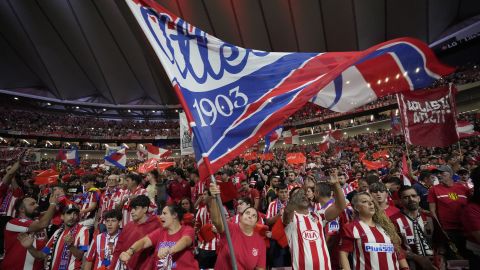 Hinchas de Atlético durante el partido ante el  Real Madrid.