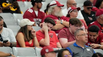 Fanáticos de Arizona Cardinals apagados tras la paliza que recibieron a manos de Washington Commanders.