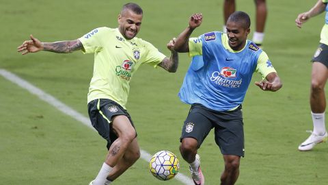 Daniel Alves y Douglas Costa en un entrenamiento de Brasil.