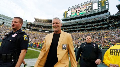 Brett Favre durante un homenaje que le realizó Green Bay Packers en 2016.