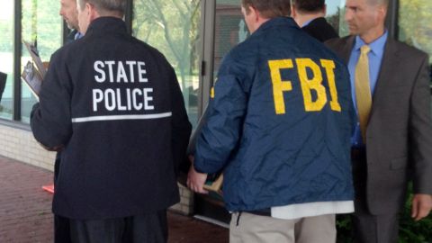 FBI investiga misterioso polvo blanco enviado a oficinas electorales de 16 estados