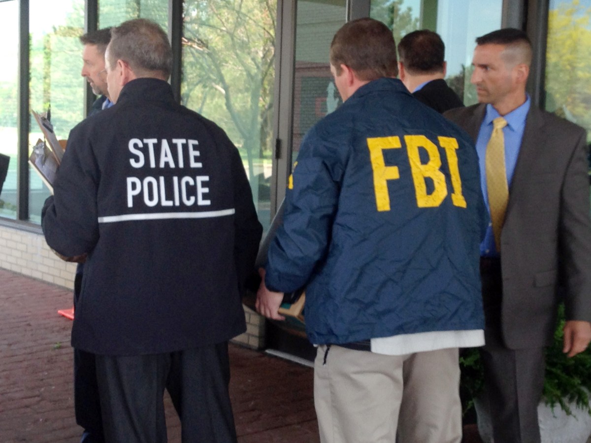 FBI investiga misterioso polvo blanco enviado a oficinas electorales de 16 estados