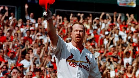 Mark McGwire en la temporada 1998 cuando conectó 70 cuadrangulares.