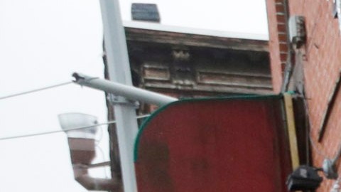 Se instaló un monumento con flores rosas afuera del edificio donde cayó la niña.