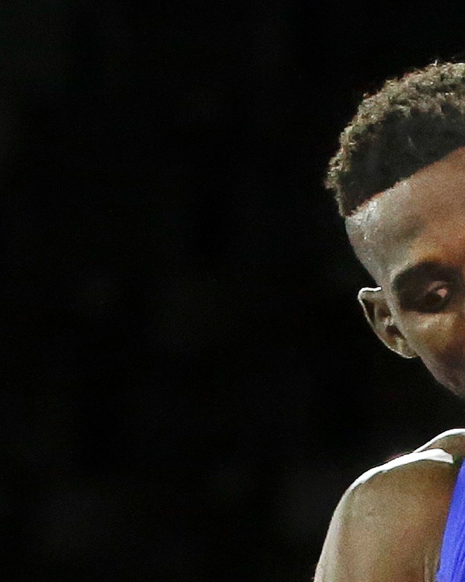 Alan Vera, de Cuba, durante un combate de lucha grecorromana de 85 kg en los Juegos Panamericanos el miércoles 15 de julio de 2015 en Mississauga, Ontario. (Foto AP/Mark Humphrey). 