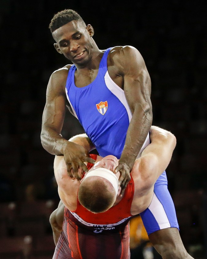 Alan Vera, de Cuba, durante un combate de lucha grecorromana de 85 kg en los Juegos Panamericanos el miércoles 15 de julio de 2015 en Mississauga, Ontario. (Foto AP/Mark Humphrey).