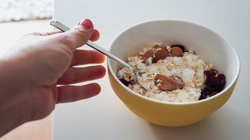 La avena es rica en elementos nutritivos y funcionales, ya que es uno de los pocos cereales que se comercializa en su forma completa, conservando todas sus partes.