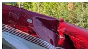 El piloto tuvo que hacer un aterrizaje forzoso y se estrelló en la cochera.