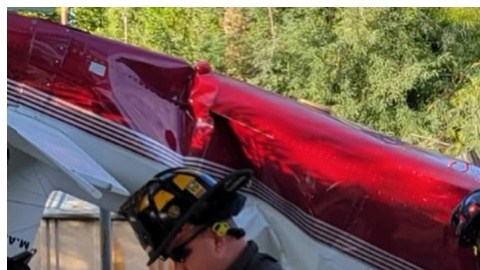 El piloto tuvo que hacer un aterrizaje forzoso y se estrelló en la cochera.