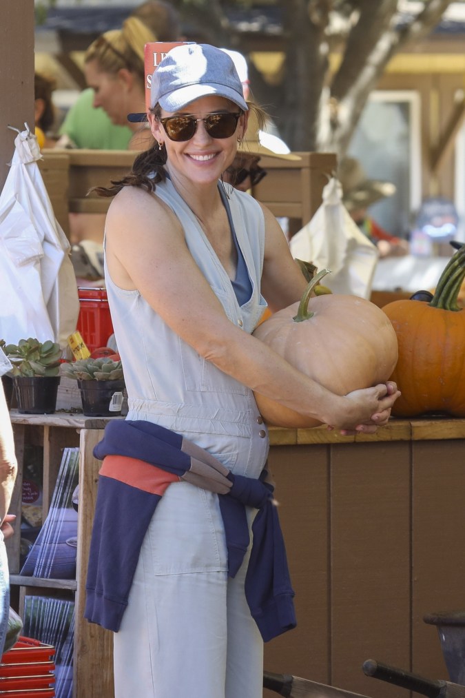 Photo © 2022 Backgrid/The Grosby Group EXCLUSIVE Moorpark, October 05, 2022 Actress Jennifer Garner and her kids Samuel and Seraphina spend the day at a pumpkin patch to celebrate the spooky season. Both Samuel and Seraphine climb to the top of a haystack and Jennifer brings her phone out to capture the moment before she gets to the top herself. The three chose their favorite pumpkins and wheeled them back to their ride to end the day. La actriz Jennifer Garner y sus hijos Samuel y Seraphina pasan el día en un huerto de calabazas para celebrar la temporada espeluznante. Tanto Samuel como Seraphine suben a la cima de un pajar y Jennifer saca su teléfono para capturar el momento antes de llegar ella misma a la cima. Los tres eligieron sus calabazas favoritas.