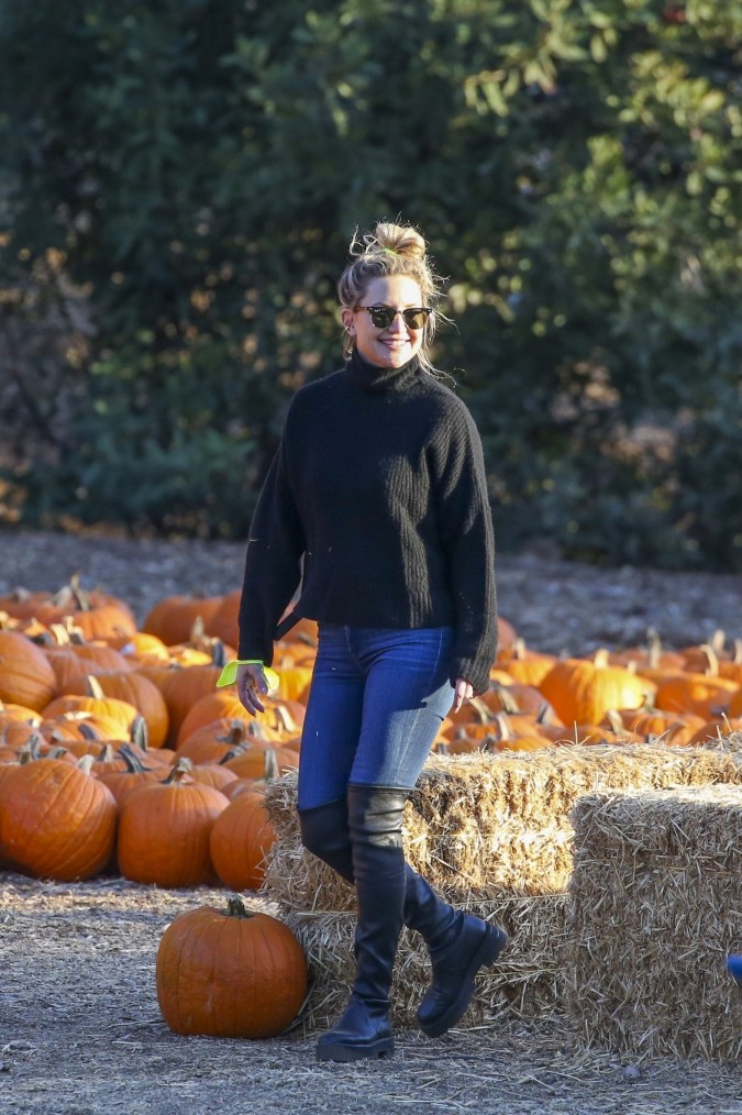 Photo © 2021 Backgrid/The Grosby Group Santa Monica, CA - *EXCLUSIVE* - Kate Hudson takes all of her kids and husband Danny Fujikawa to a pumpkin patch in Santa Monica. The family shops for pumpkins before taking pictures behind a giant pumpkin. Pictured: Kate Hudson 14 OCTOBER 2021
