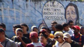 Migrantes hacen fila en las oficinas migratorias este lunes, en la ciudad de Tapachula en Chiapas (México), para hacer el trémite de 'CBP One'.