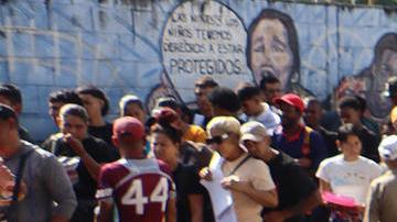 Migrantes hacen fila en las oficinas migratorias este lunes, en la ciudad de Tapachula en Chiapas (México), para hacer el trémite de 'CBP One'.