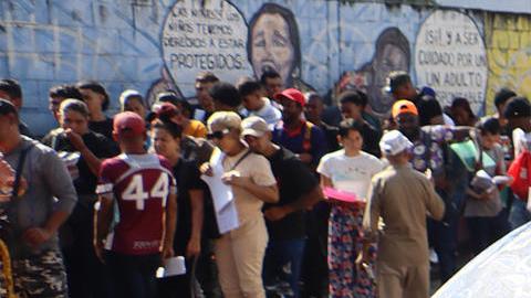 Migrantes hacen fila en las oficinas migratorias este lunes, en la ciudad de Tapachula en Chiapas (México), para hacer el trémite de 'CBP One'.