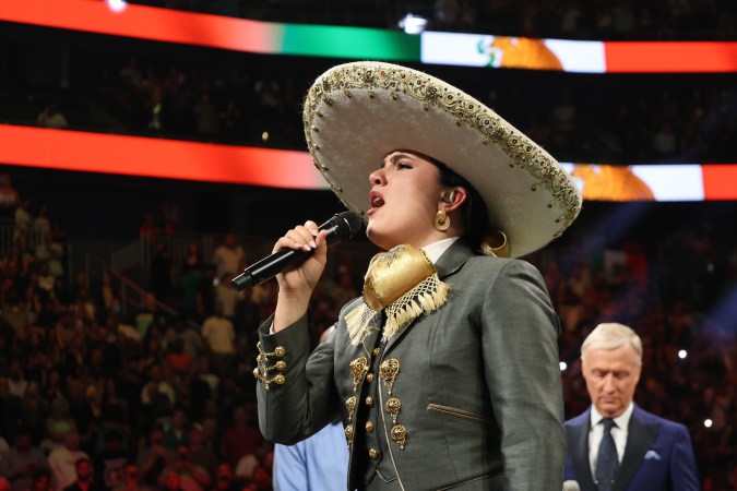 La cantante mexicana Camila Fernández canta el himno nacional mexicano previo a la pelea entre 'Canelo' Álvarez (d) y Berlanga en el T-Mobile Arena este sábado, en Las Vegas (Estados Unidos). EFE/ Octavio Guzmán.