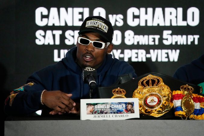Jermell Charlo habla durante una conferencia de prensa el miércoles 27 de septiembre de 2023 en Las Vegas. Charlo tiene previsto pelear contra Canelo Álvarez, de México, en una pelea por el título de peso supermediano el sábado en Las Vegas. (Foto AP/John Locher)